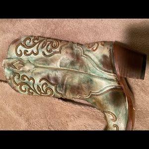 Coral boots size 8